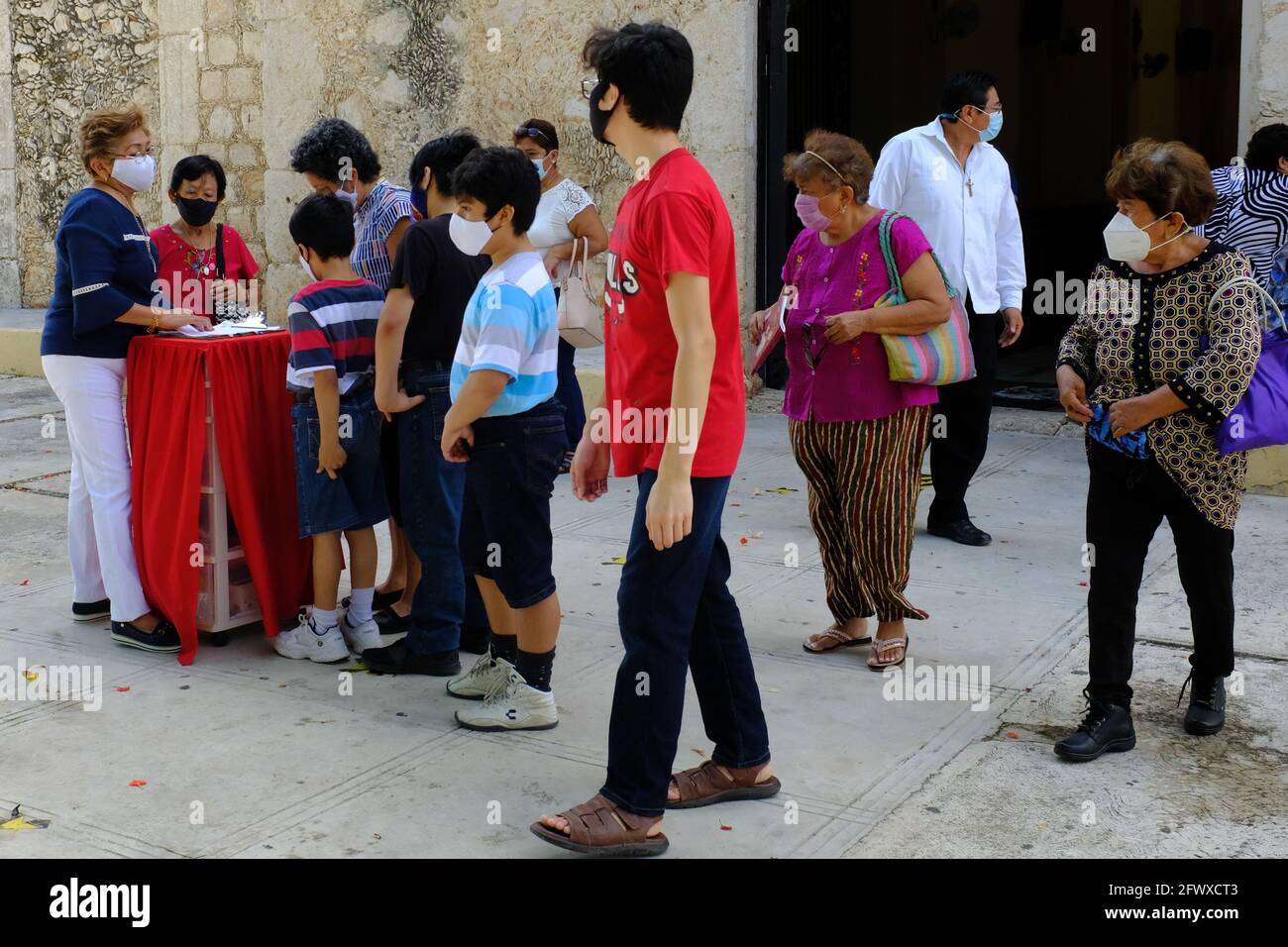Churchgoers durante il Covid-19 Pandemic, Merida Messico Foto Stock