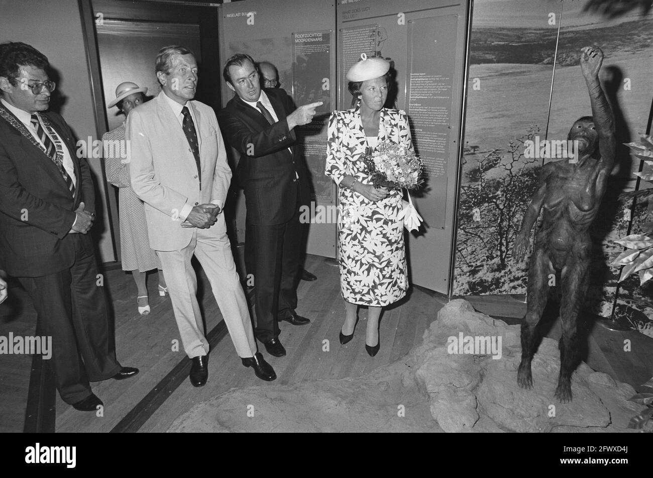 Mostra di apertura la storia umana nel Tropenmuseum di Amsterdam; Fltr: Prince Claus , Richard Leakey (keniota paleoantropologo), Queen Beatrix a luglio Foto Stock