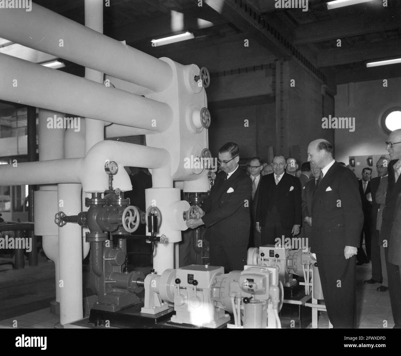 Apertura della nuova casa freezer di Blauwhoed America da parte del sindaco G. Van Hall il sindaco Van Hall allestisce le attrezzature per il congelamento, 1 dicembre 1958, aperture, f Foto Stock