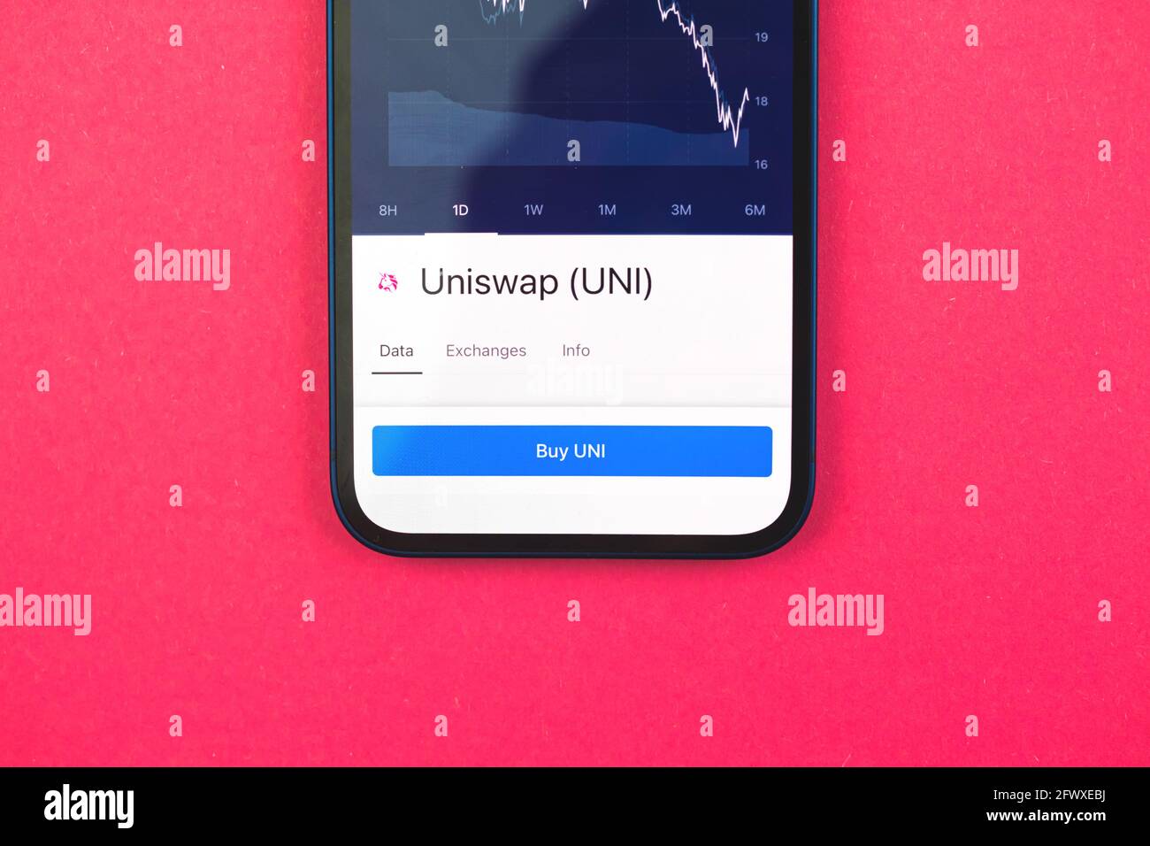 Acquista Uniswap UNI criptovaluta, app per cellulare con pulsante, concetto di commercio online, investimento e cambio monete con smartphone, finanza, ufficio Foto Stock
