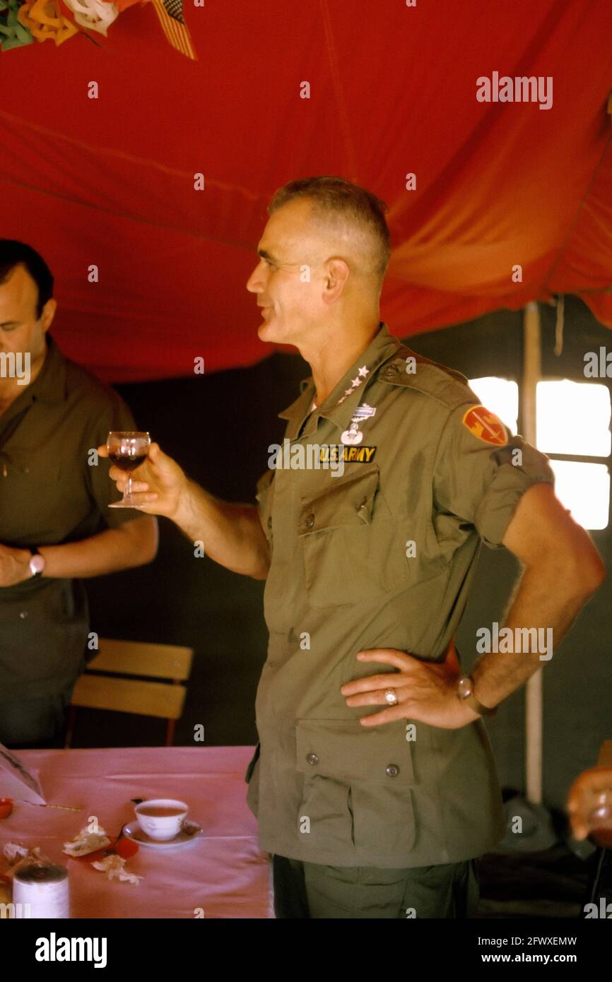 William C. Westmoreland preparazione toast Foto Stock