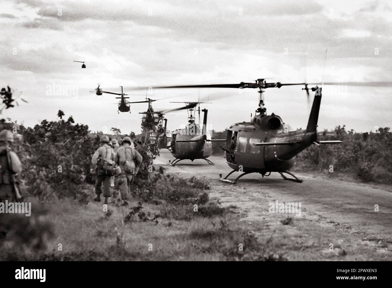 UH-1B Elicotteri e truppe; Vietnam Foto Stock