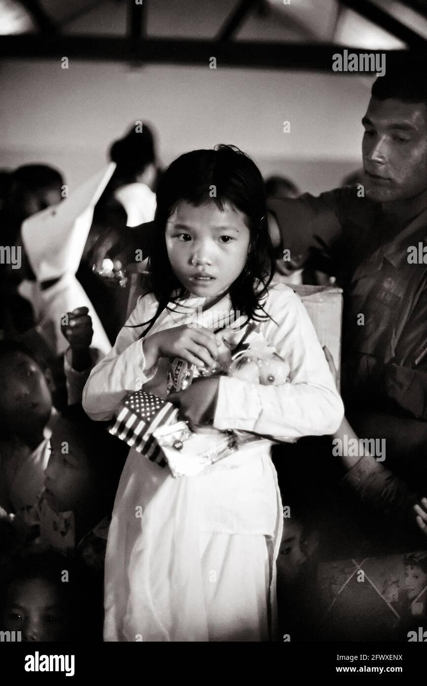 Ragazza vietnamita con regali di Natale Foto Stock