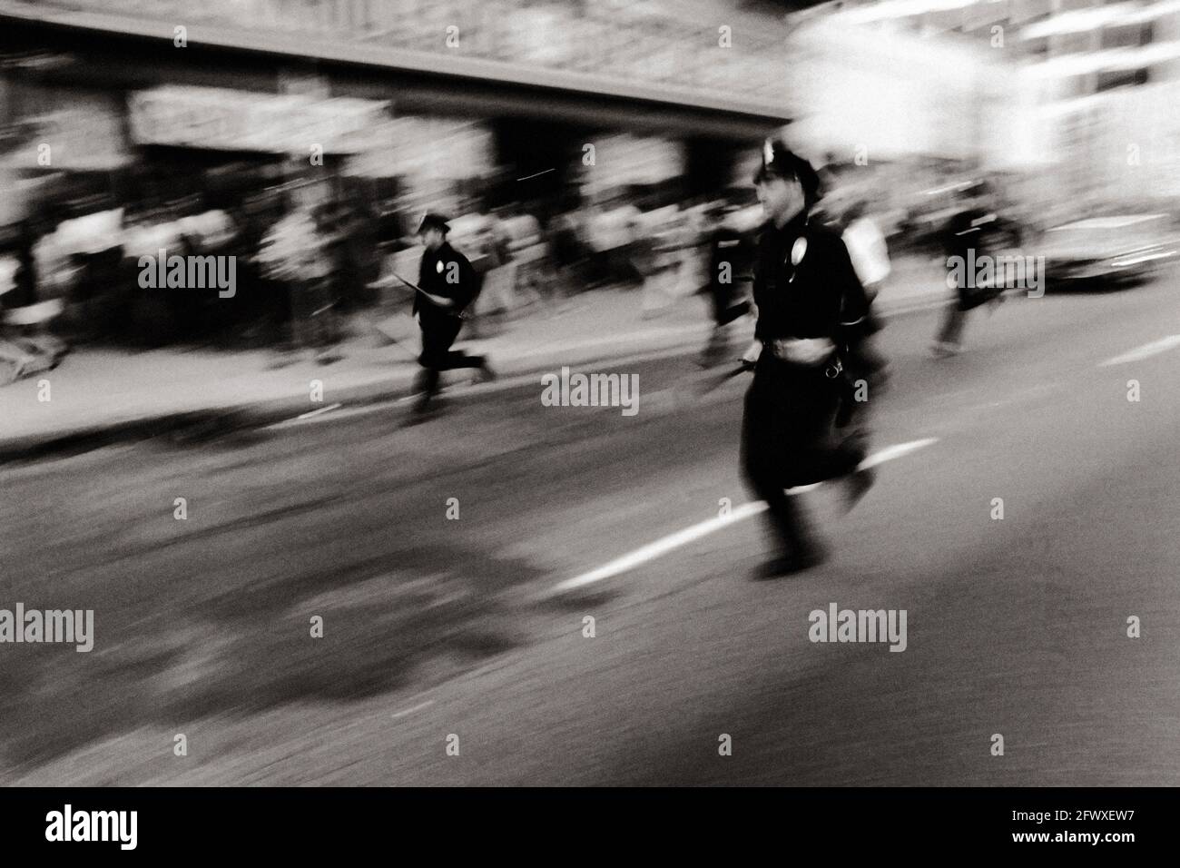 Polizia che corre per una protesta contro la guerra anti-Vietnam Foto Stock
