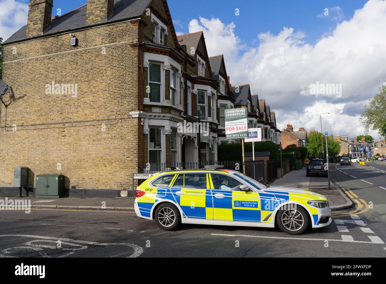 L'auto della polizia segnata ferma allo svincolo di dare way a Charlton, Londra del sud Foto Stock