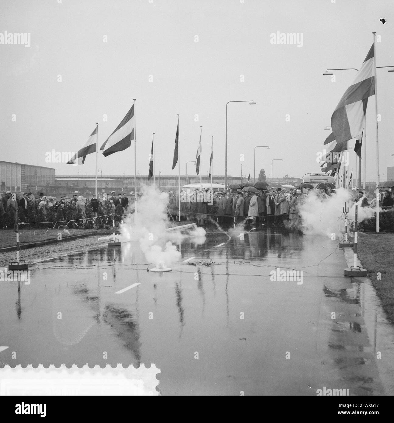 Apertura del nuovo Gooiseweg con l'alderman A. in t Veld , con l'illuminazione di fuochi d'artificio la strada è stata aperta, 18 agosto 1960, aperture, FUOCHI D'ARTIFICIO Foto Stock