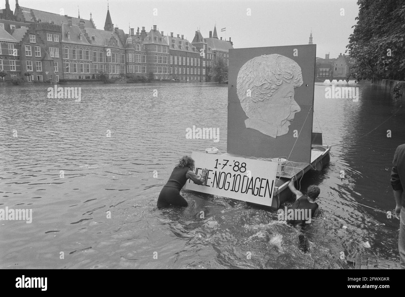 Organizzazioni ambientali di protesta contro lo scarico di gesso di rifiuti; effigie di gesso del ministro Smit Kroes nel Hofvijver, l'Aia, 21 giugno 19 Foto Stock