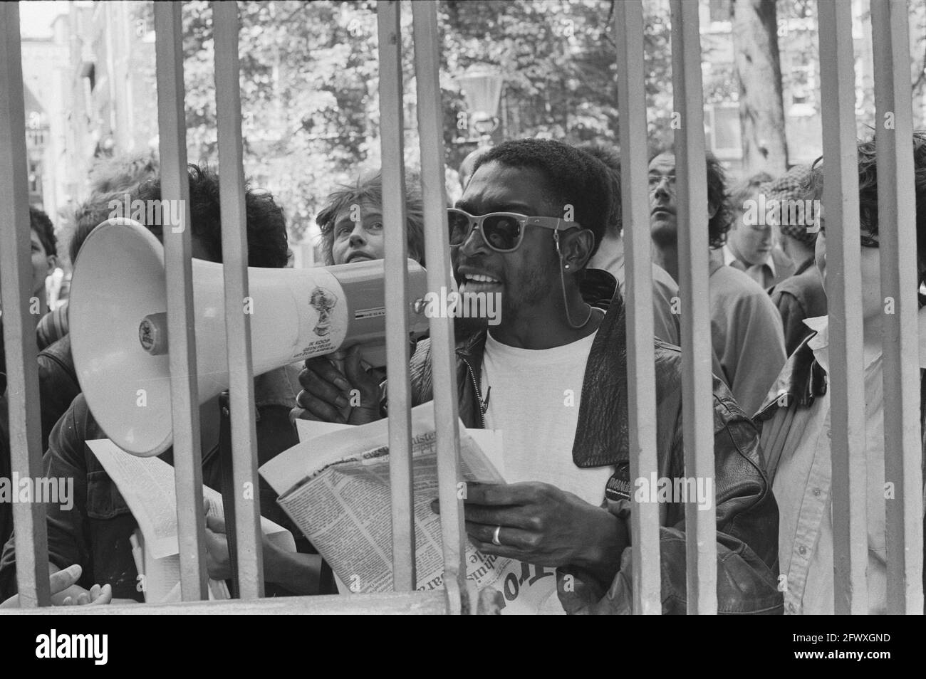 Protesta contro Centrumpartij nel municipio di Amsterdam; l'attivista legge la dichiarazione, attraverso la recinzione, 11 giugno 1986, attivisti, recinzioni, proteste, sale comunali, Foto Stock