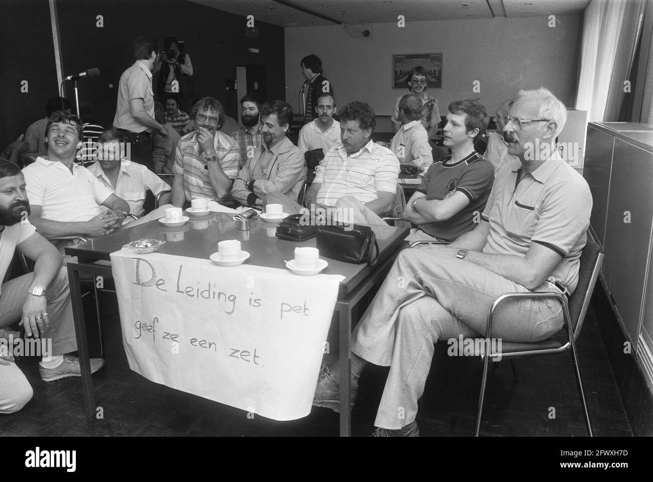 Riunione di protesta dei procuratori pubblici di Amsterdam contro le cattive condizioni di lavoro, in una sala della RAI, 7 giugno 1983, riunioni, polizia, ba Foto Stock