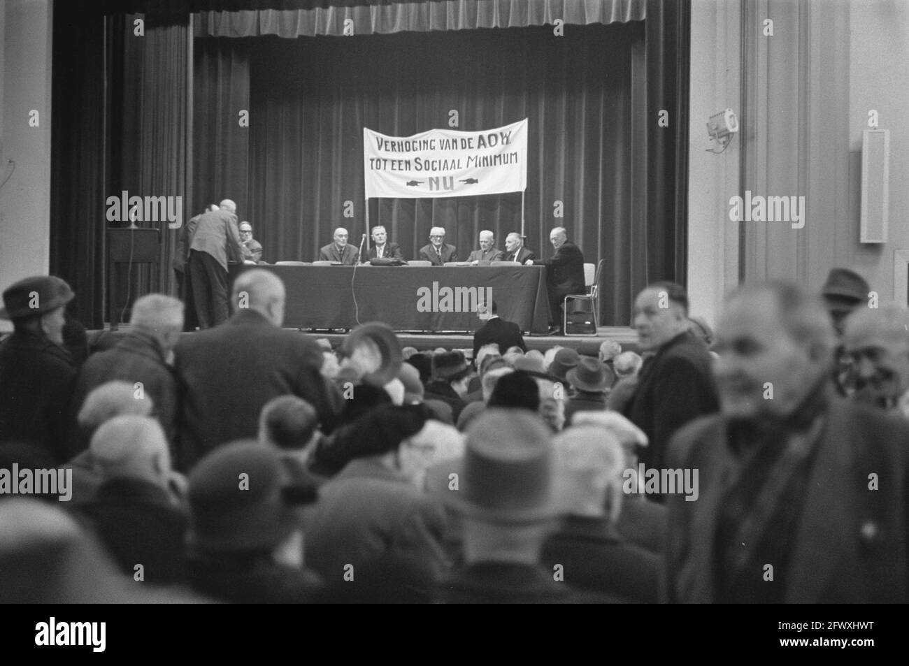 Incontro di protesta degli anziani a Bellevue per aumentare la pensione statale. Panoramica della sala affollata, 9 dicembre 1963, BENEFICI, riunioni di protesta, Foto Stock
