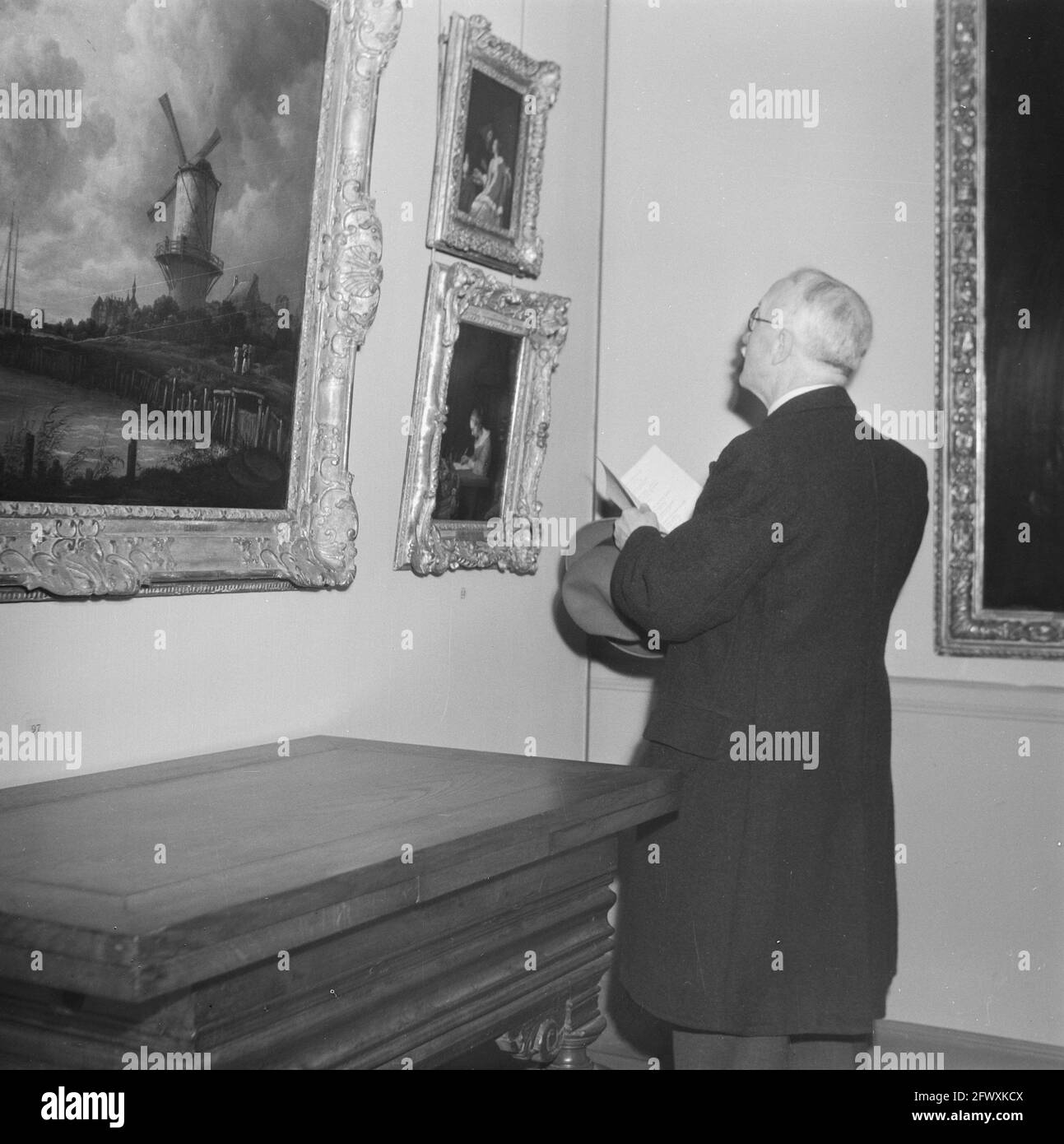 Il pubblico guarda i dipinti, 1945, dipinti, mostre, Paesi Bassi, foto agenzia stampa del xx secolo, notizie da ricordare, documentario, storico Foto Stock