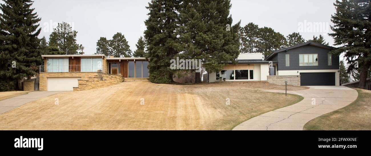 Due case americane MCM degli anni '60 a metà secolo in un quartiere residenziale di Bismarck, North Dakota Foto Stock
