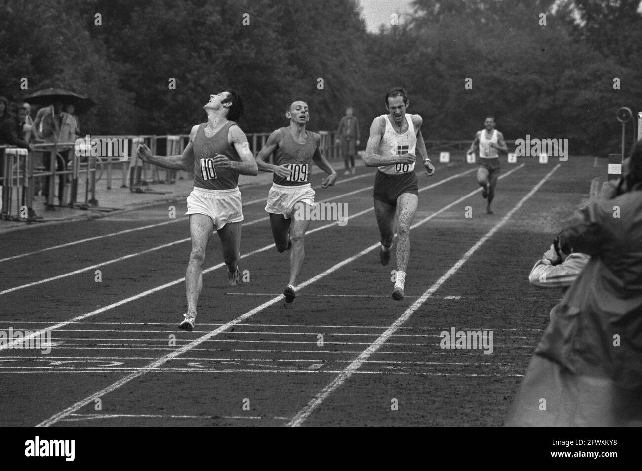 Atletica olandese contro la Danimarca a Groningen; nr. 21: (A sinistra) B. Wassenaar, centro H. SchCharm, 22 agosto 1970, ATLETICA, Paesi Bassi, XX c. Foto Stock