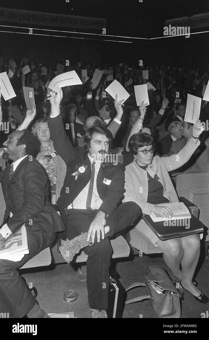 Congresso PvdA in RAI, Amsterdam; Andre van der Louw alza la voce frettolosamente, 4 febbraio 1971, congressi, Paesi Bassi, agenzia di stampa del xx secolo pho Foto Stock