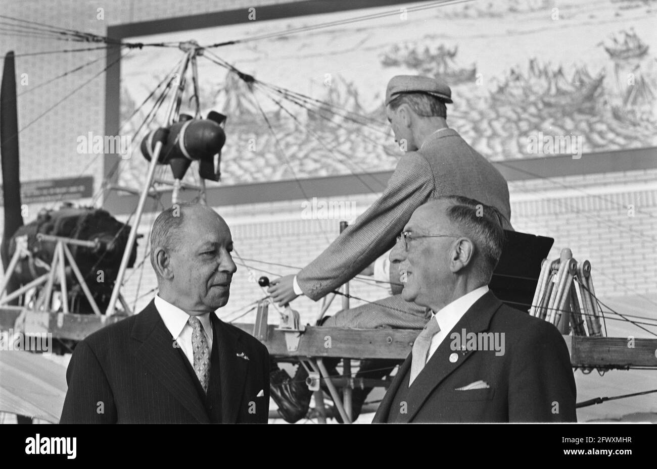 Vecchio e nuovo presidente Museo Nazionale dell'Aviazione . HR. Van Ede van der Pals e F. H. Copes van Hasselt, 17 maggio 1961, aviazione, musei, presidenti, Foto Stock
