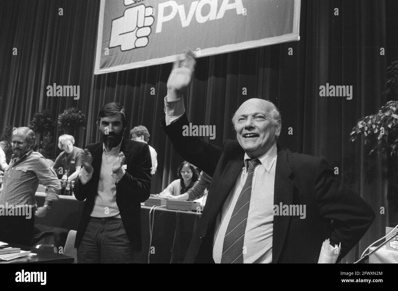 Consiglio e Congresso degli Stati del PVDA 29.30 Den Uyl Waves to pubblico, Max van der Berg , 31.32 Den Uyl e sua moglie sing Internationale, 1 febbraio Foto Stock