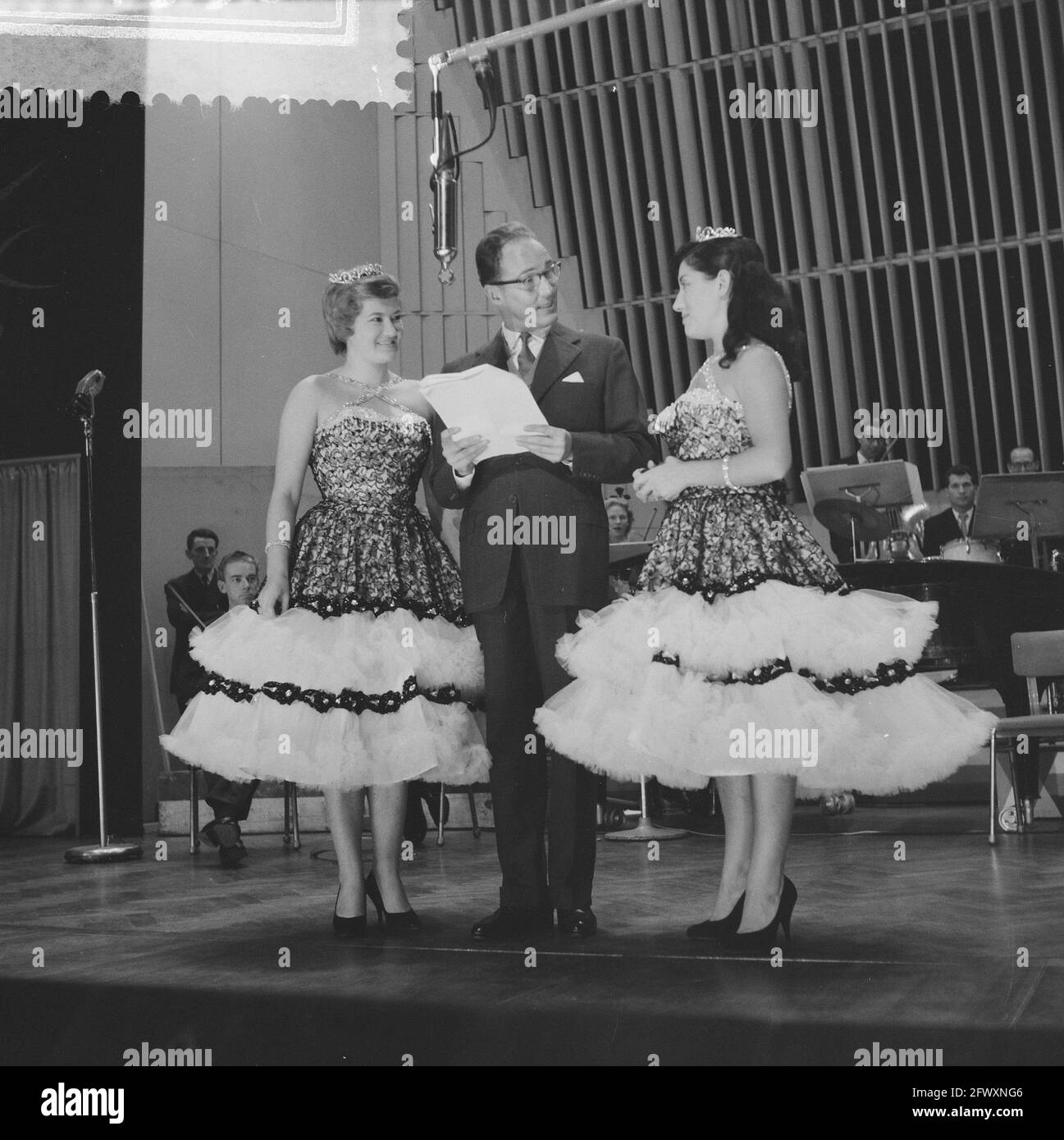 Radio broadcast out are You , The Dore Sisters in the Middle Guus Oster, 3 novembre 1959, radio broadcasts, Paesi Bassi, agenc stampa del xx secolo Foto Stock