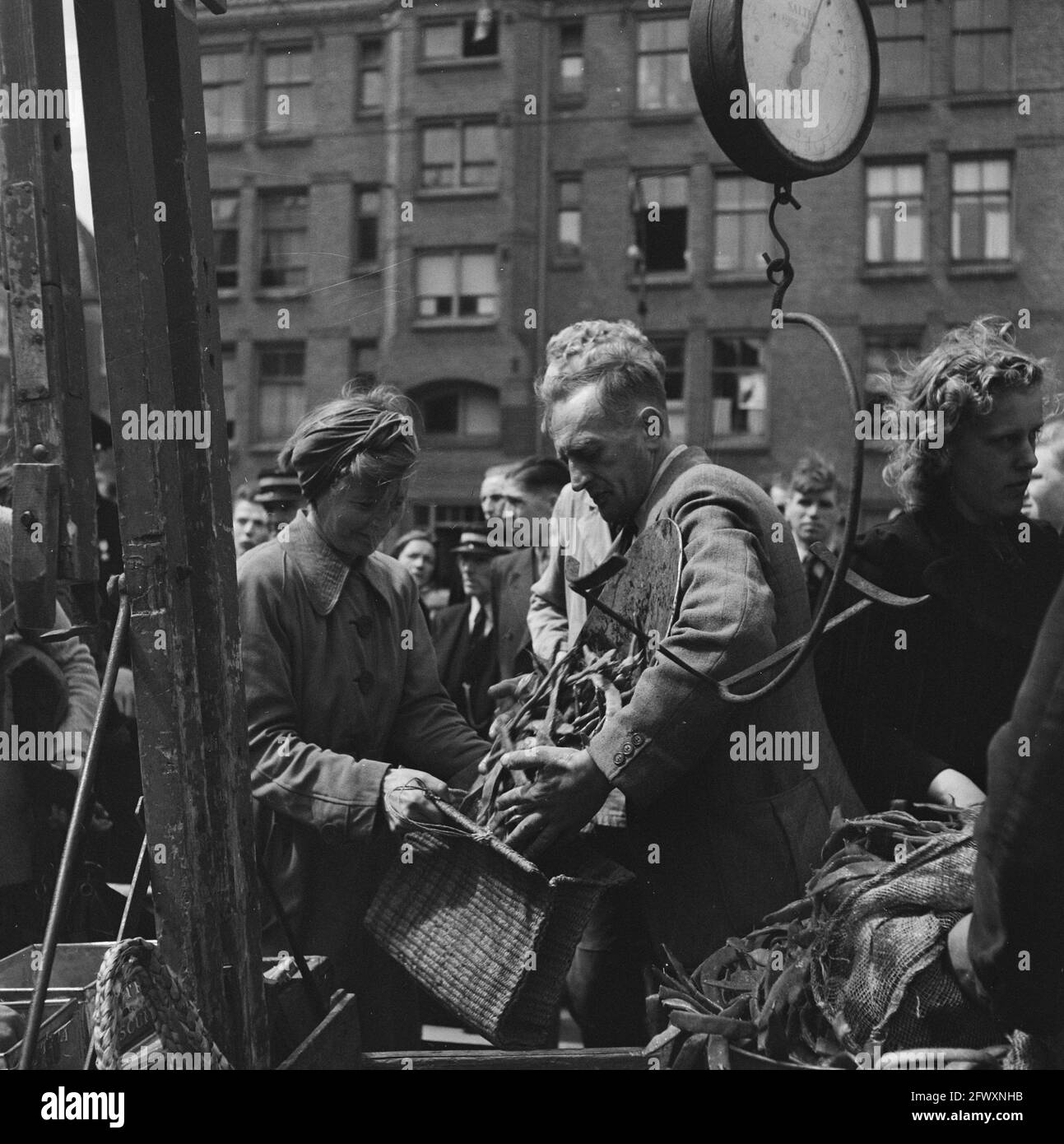 In attesa del loro turno, 14 febbraio 1946, Paesi Bassi, 20 ° secolo agenzia stampa foto, notizie da ricordare, documentario, fotografia storica 1945- Foto Stock