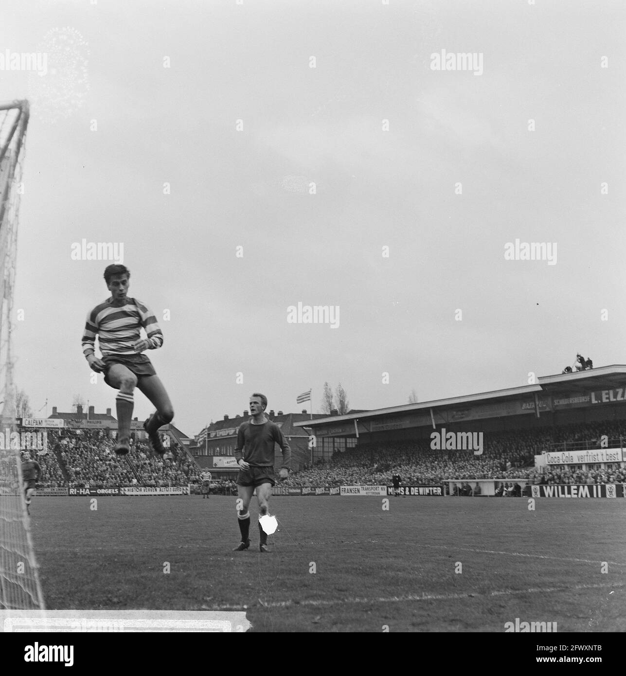 Radovic mentre salta alto; Thyme (Alkmaar) guardando sopra, 31 ottobre 1965, sport, calcio, I Paesi Bassi, foto agenzia stampa del XX secolo, notizie a reme Foto Stock