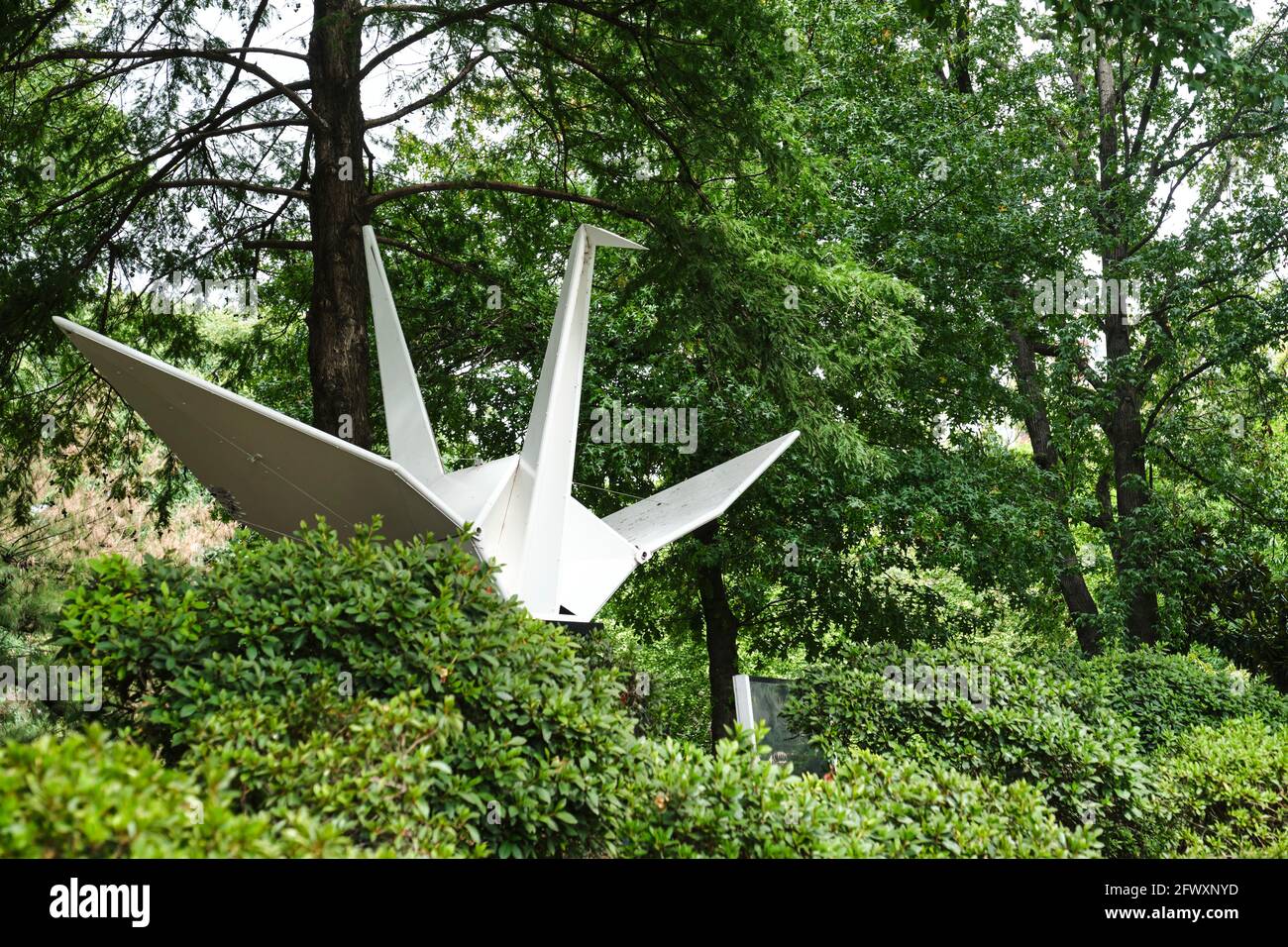 Buenos Aires, Argentina; 17 marzo 2021: Scultura di una gru di origami, nel giardino giapponese, un tranquillo sito turistico gestito dall'argentino-Jap Foto Stock