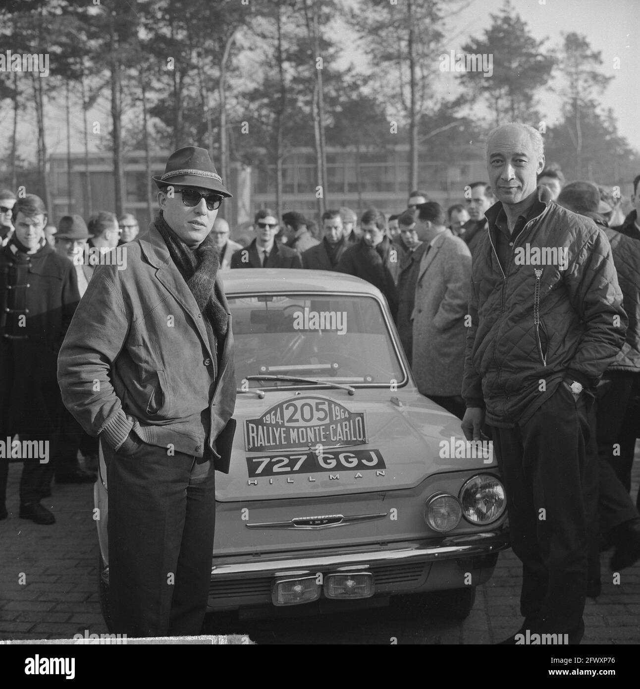 Rally de Monte Carlo, i Dutchmen M. Gatsonides (r) e A. Ilsken al checkpoint, 19 gennaio 1964, Rallys, checkpoint, Paesi Bassi, 20 ° secolo Foto Stock