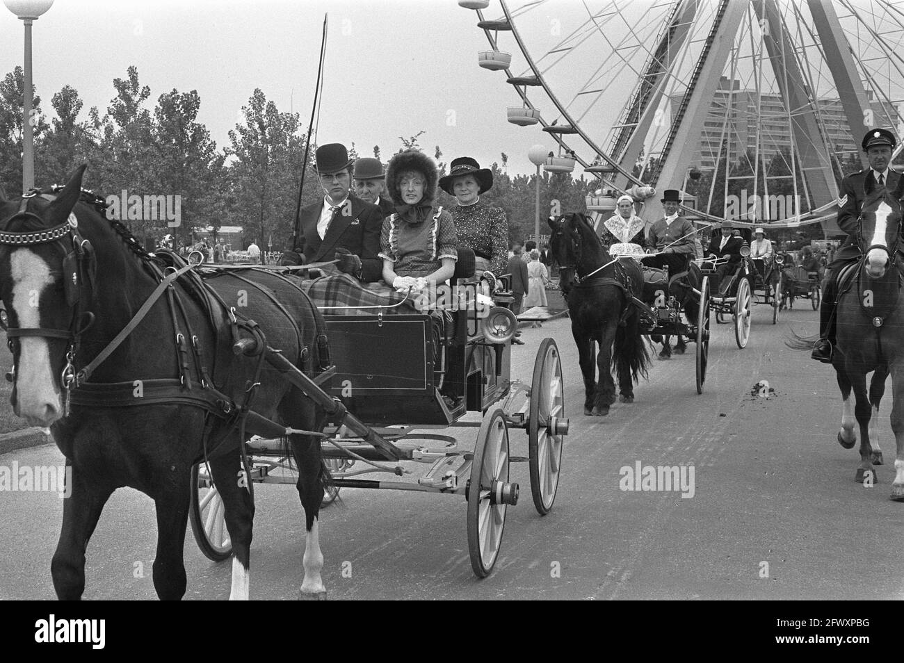 Vecchie carrozze e costumi a Floriade in Amstel Park, 18 giugno 1972, costumi, cavalli, Carrozze, mostre, orticoltura, Paesi Bassi, 20 ° ce Foto Stock