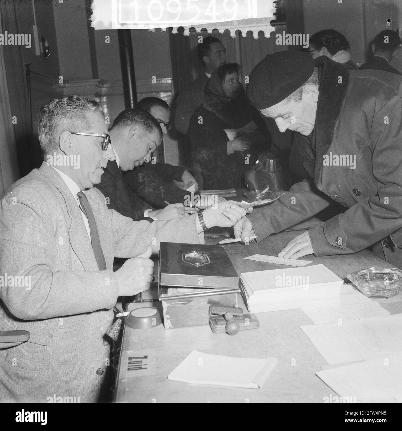 Disaster Tuindorp Oostzaan, buoni di distribuzione presso la Croce Rossa, 18 gennaio 1960, Disaster, Distribuzioni, Buoni, Paesi Bassi, xx secolo pr Foto Stock