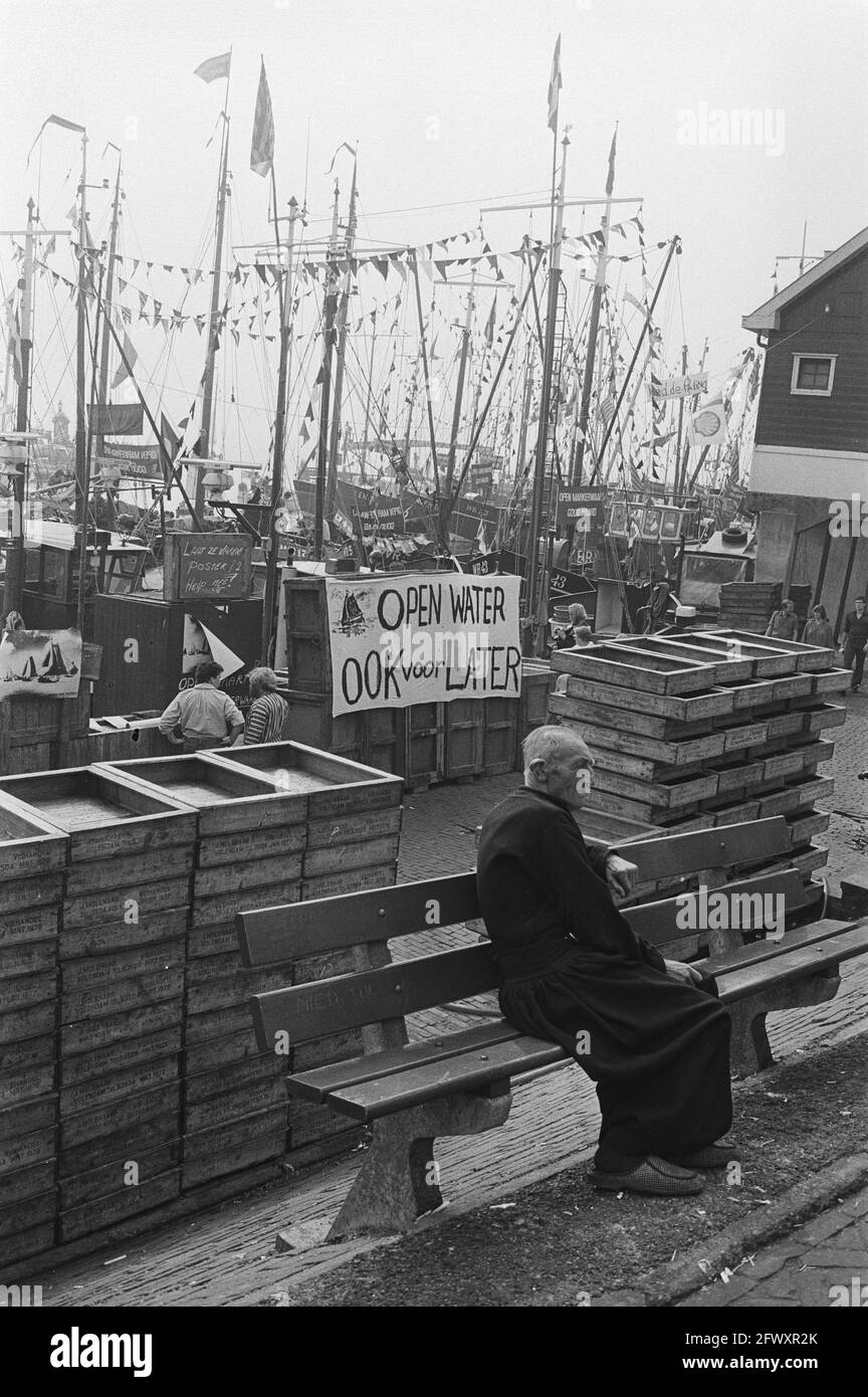 Vecchio pescatore su una panchina di fronte ad un banner che legge Open Water - anche per più tardi, 8 settembre 1979, dimostrazioni, banner, pescatori, porto di pesca Foto Stock
