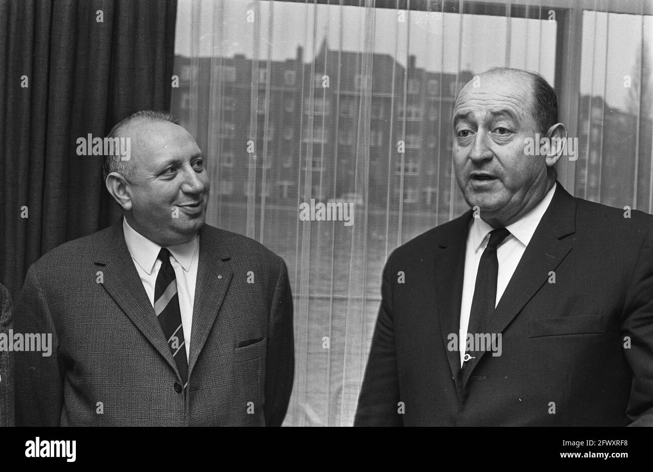 Conferenza stampa sulle obbligazioni dello Stato d'Israele all'Apollo Hotel. Generale Avraham Yoffe in conversazione con Rabbi Dr. J. Soetendorp, 5 dicembre 1967, intervista Foto Stock