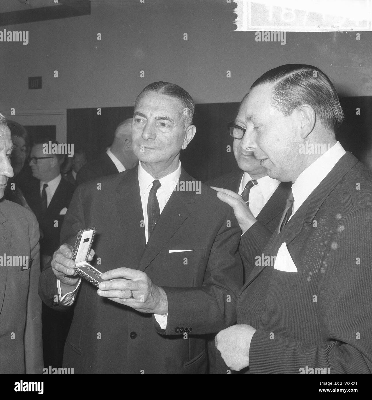 Ricevimento in Apollopadigilion di Hans Boekman, 70 anni durante la reception. Qui con il distintivo di merito della KNVB, 24 gennaio 1966, ricevimenti, Paesi Bassi Foto Stock