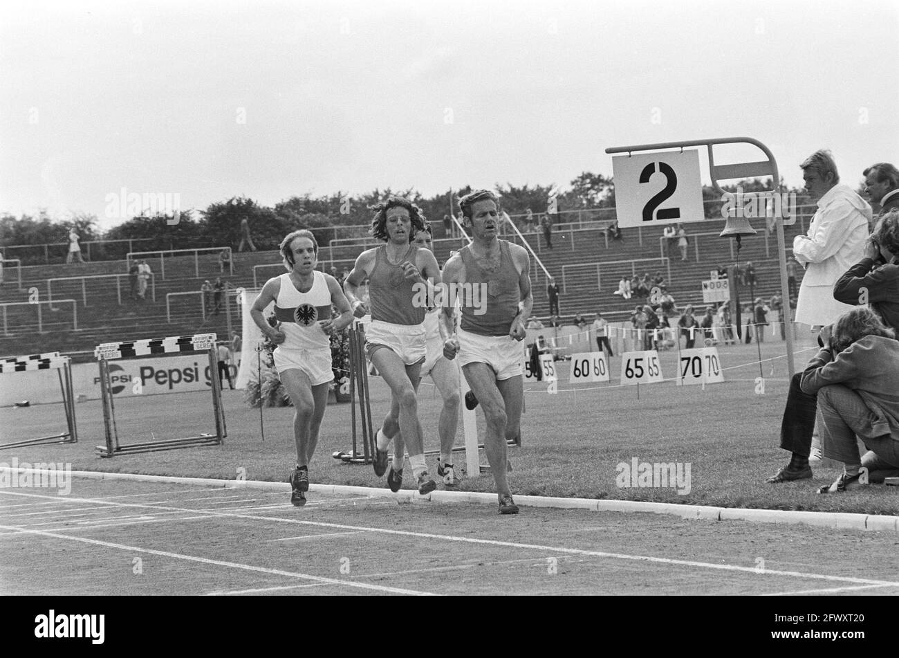 Atletica Germania occidentale (B) contro i Paesi Bassi, uomini a Munster (Germania occidentale), da sinistra a destra Hermens e Nijstad in azione 500 metri, luglio Foto Stock