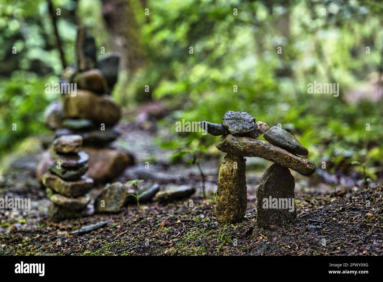 Alcune piccole sculture in pietra costruite nella foresta Foto Stock