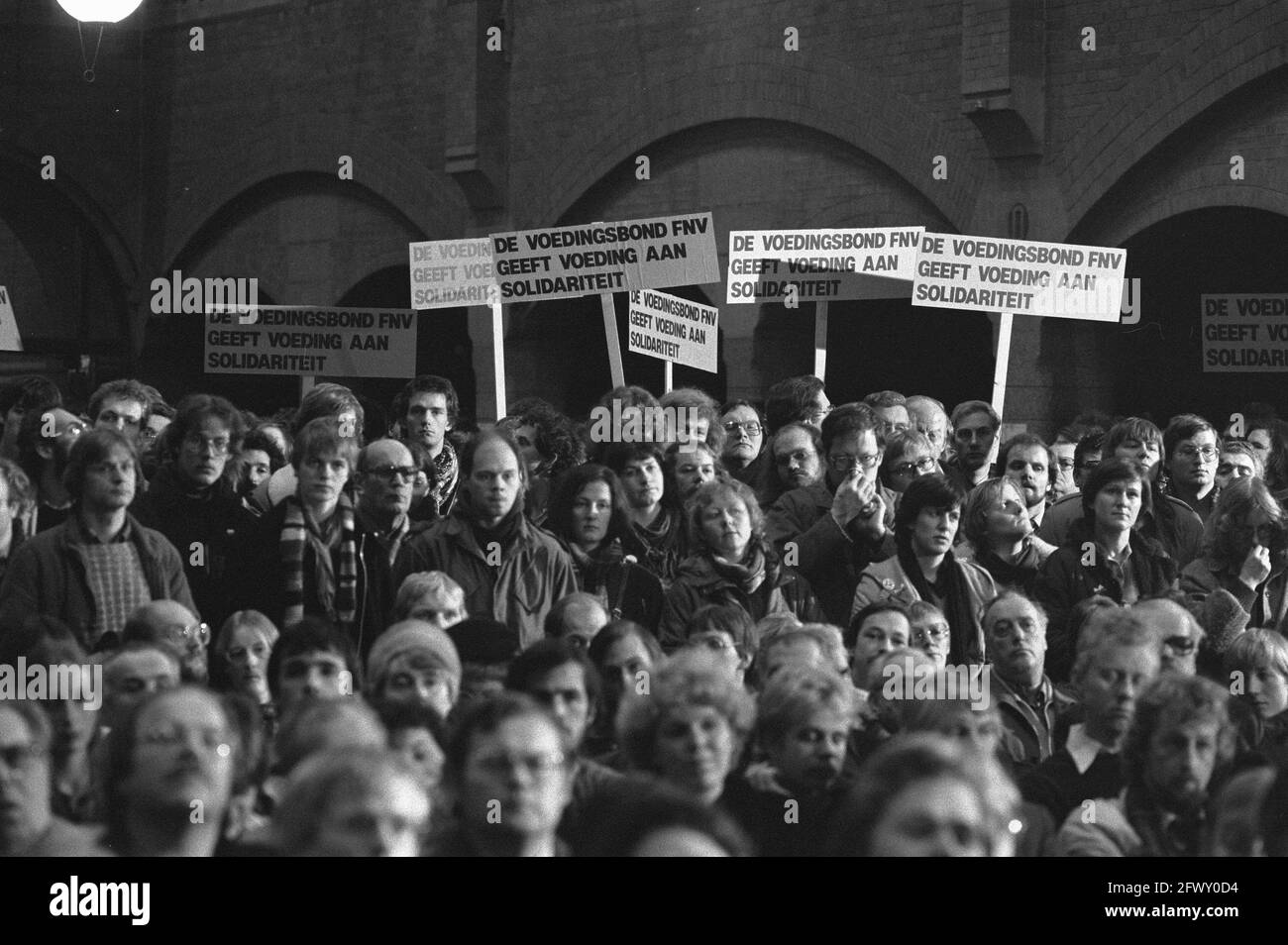 Incontro di protesta contro il colpo di stato militare in Polonia a Koopmansbeurs ad Amsterdam organizzato da FNV e CNV, 14 dicembre 1981, incontri di protesta, il Nethe Foto Stock