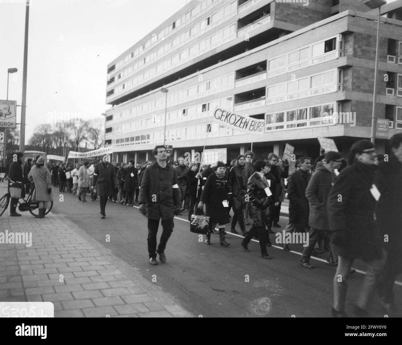 marcia di protesta con slogan contro la politica di polizia di Amsterdam da parte delle organizzazioni giovanili, 13 aprile 1966, JEUGDORGANIZATION, marce di protesta, I Paesi Bassi Foto Stock