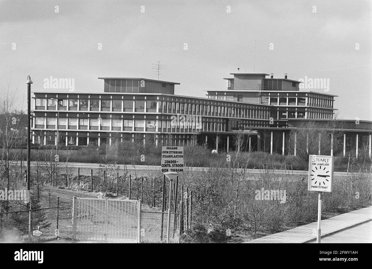 County Hall in Assen occupato dalle Molucche; esterno della contea con le finestre del 1 ° piano chiuso, 13 marzo 1978, PROVINCEHUIZEN, occupazione, est Foto Stock