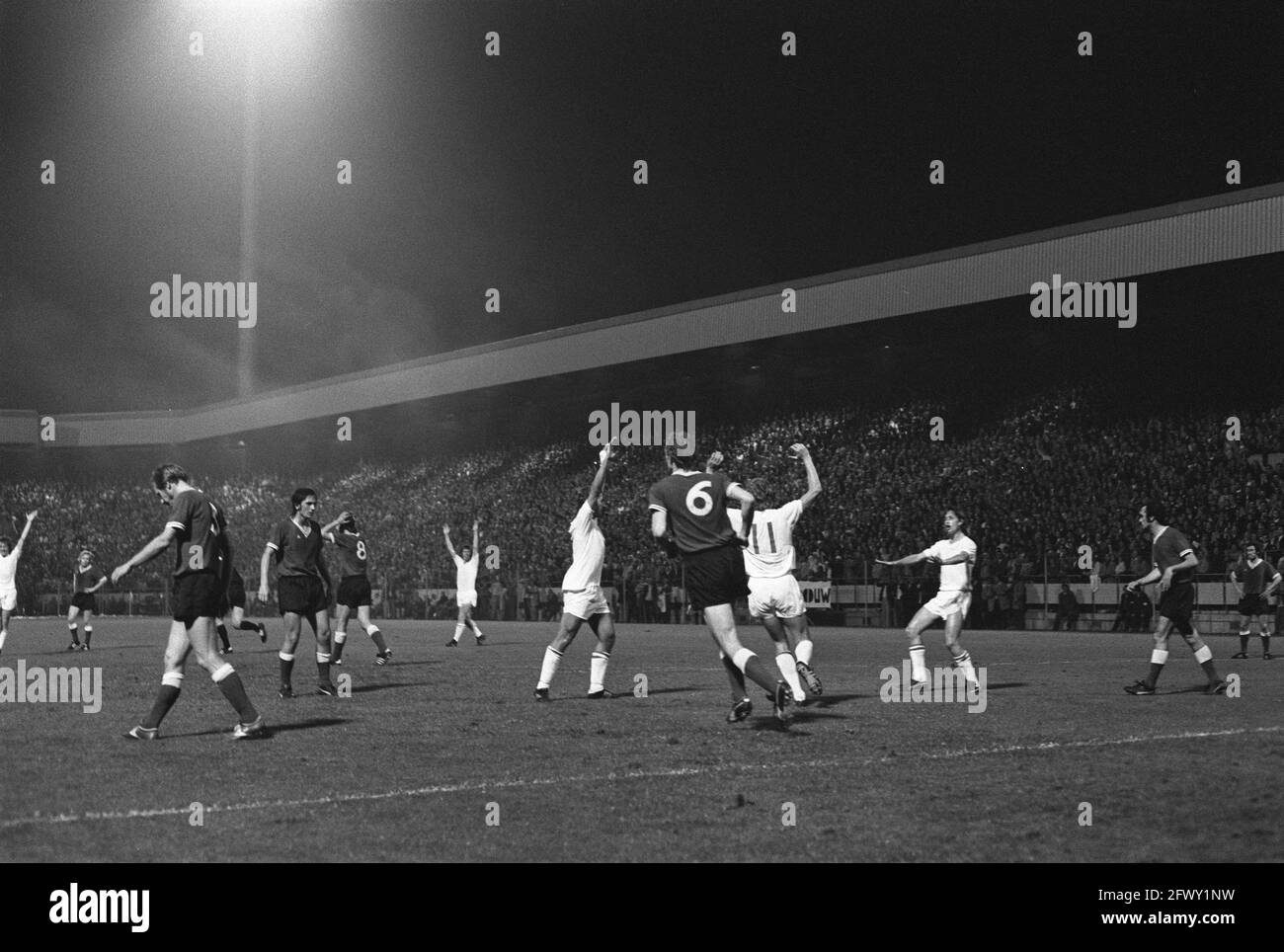 PSV contro Ajax 0-3, numeri 14 e 15 Van Beveren toglie la palla fuori dal traguardo, 2 settembre 1972, sport, calcio, Paesi Bassi, 20 ° secolo la stampa agen Foto Stock