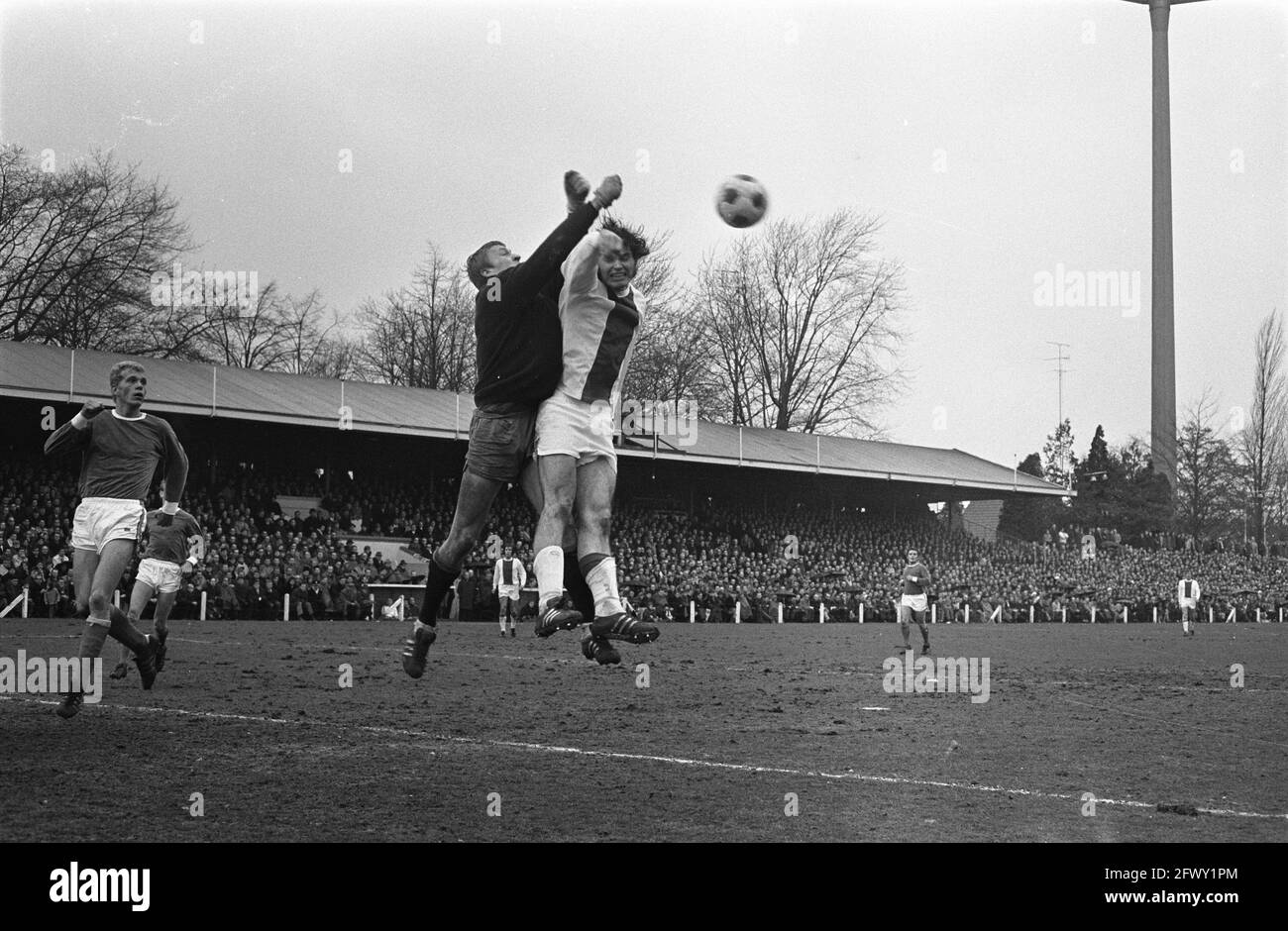 PSV e Ajax 1-3. Duello aereo tra il portiere PIM Doesburg (PSV) e Barry Hulshoff. Sinistra Kresten Bjerre, 30 marzo 1970, calcio, Paesi Bassi, 20 Foto Stock
