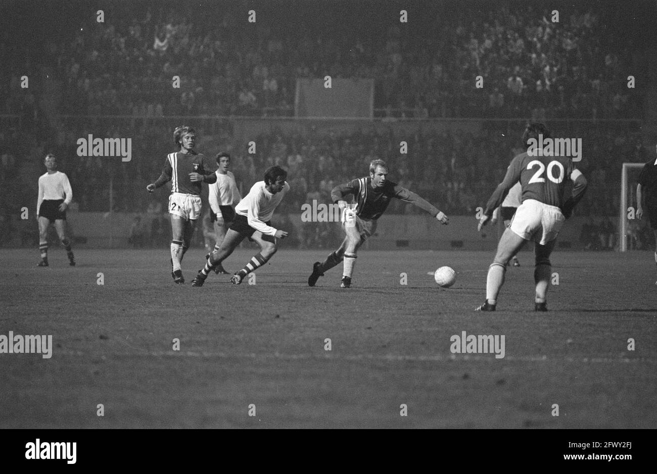 PSV contro FC Twenthe, Action W. Veenstra (camicia bianca), 25 settembre 1970, sport, calcio, Paesi Bassi, 20 ° secolo agenzia stampa foto, notizie a. Foto Stock