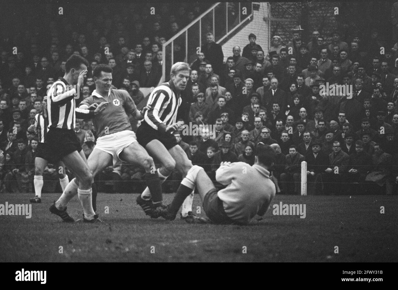 PSV v GVAV 2-2, attacco GVAV. Rikkert la Crois al portiere Gert Bals (PSV) e a Peter Kemper. Sulla sinistra Jan van Dorst (PSV), 29 novembre 1964, vai Foto Stock
