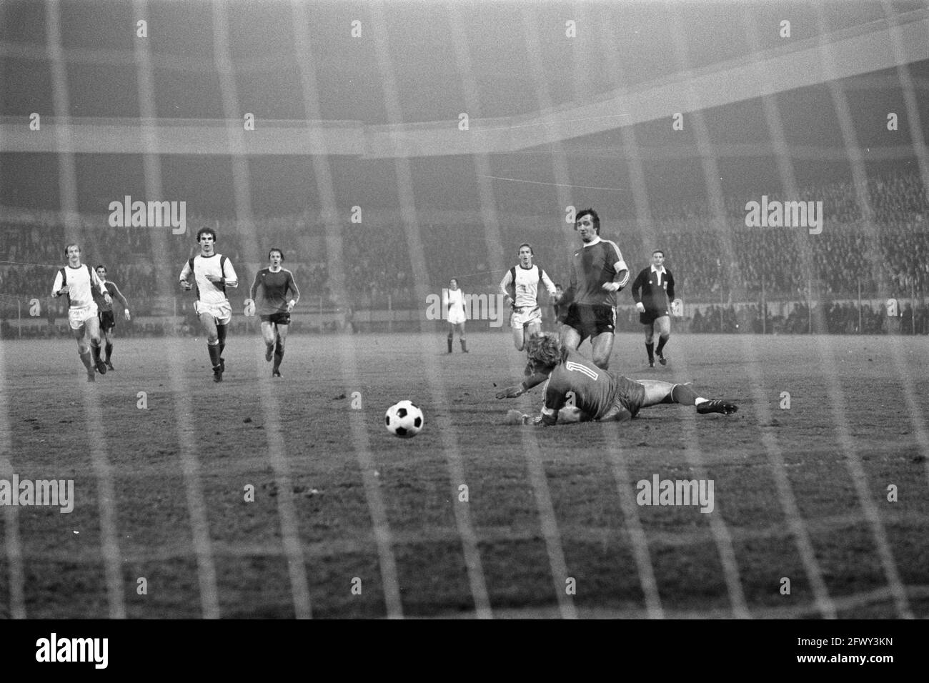 PSV contro Sparta 1-0, Willy van de Kuylen passa il guardiano Doesburg nell'ultimo minuto, 29 ottobre 1977, portiere, sport, calcio, Paesi Bassi, 2 Foto Stock