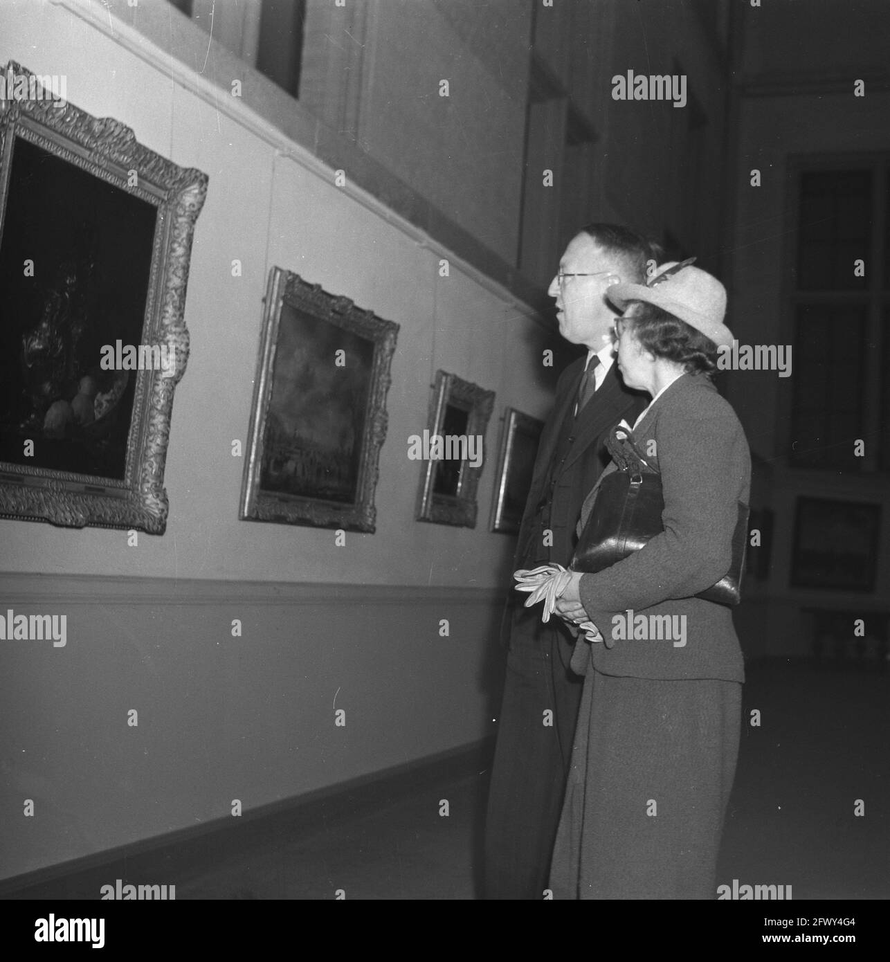 Pubblico di dipinti., 1945, dipinti, mostre, Paesi Bassi, foto agenzia stampa del xx secolo, notizie da ricordare, documentario, storico Foto Stock