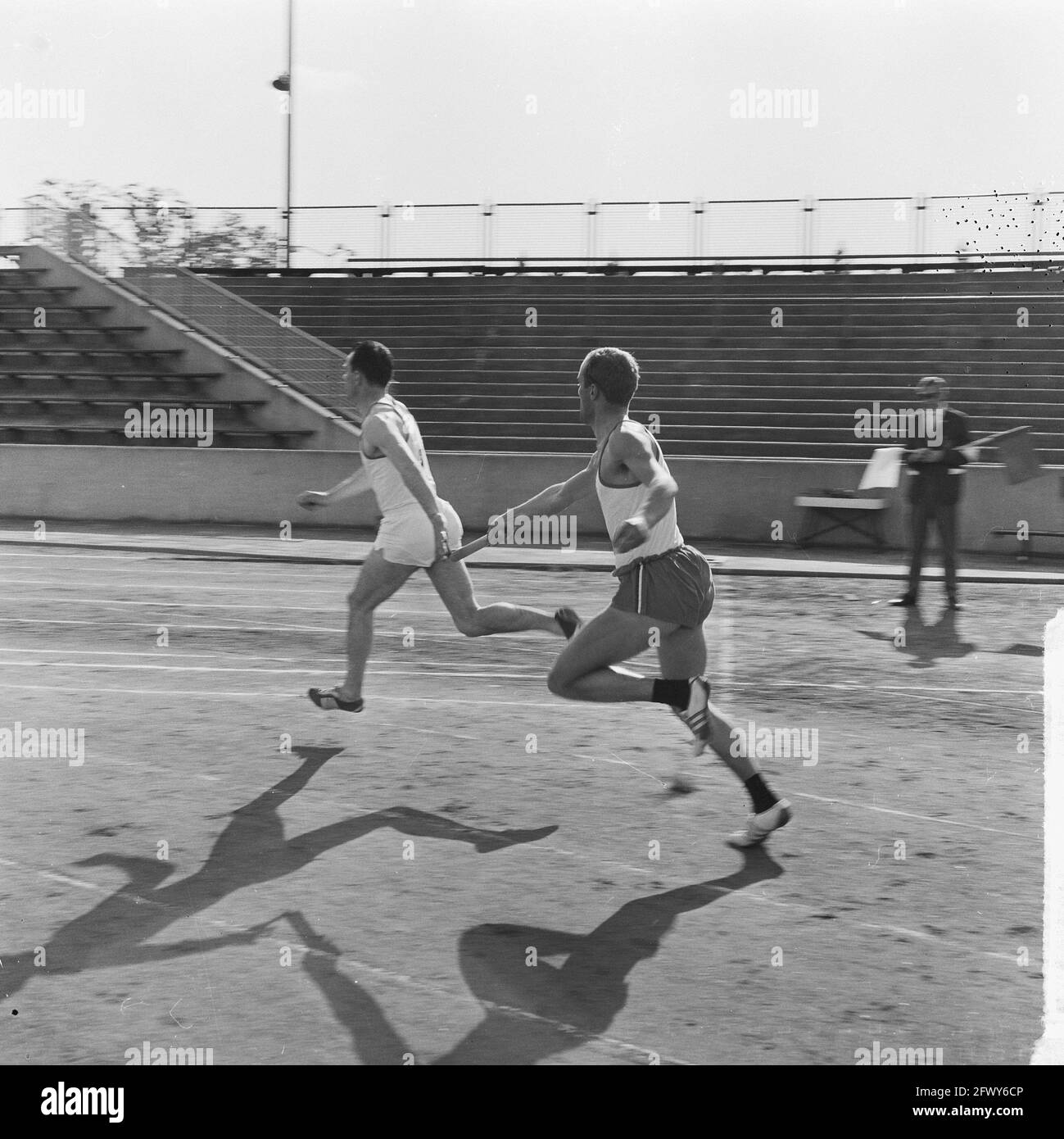 Atletica per la Coppa europea di Enschede per gli uomini, il valzer tra Pemma e Rob Heemskerk a partire gli ultimi 100 metri, 26 giugno 1965, ATLETICA, la N Foto Stock