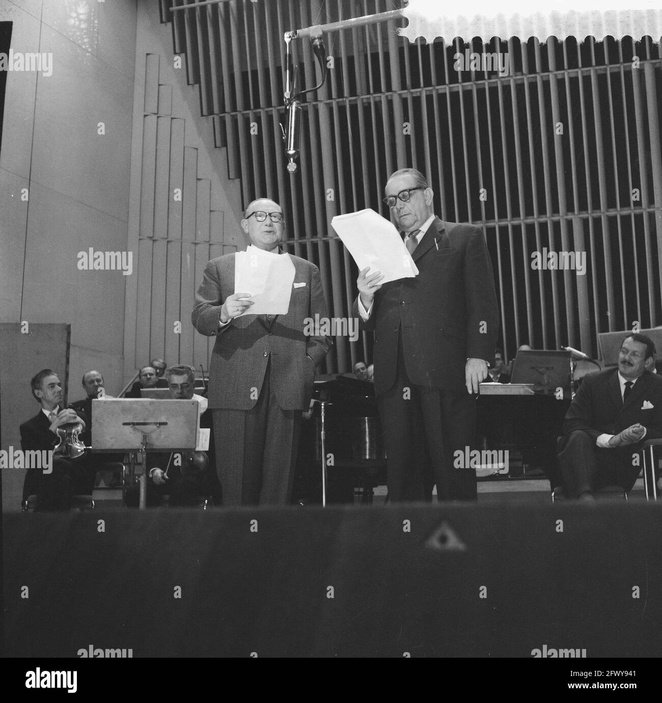 Le trasmissioni radiofoniche sono voi , Kommer Kleyn (l) e Jan van EES (r), 3 novembre 1959, trasmissioni radiofoniche, Paesi Bassi, agenzia di stampa del xx secolo pho Foto Stock