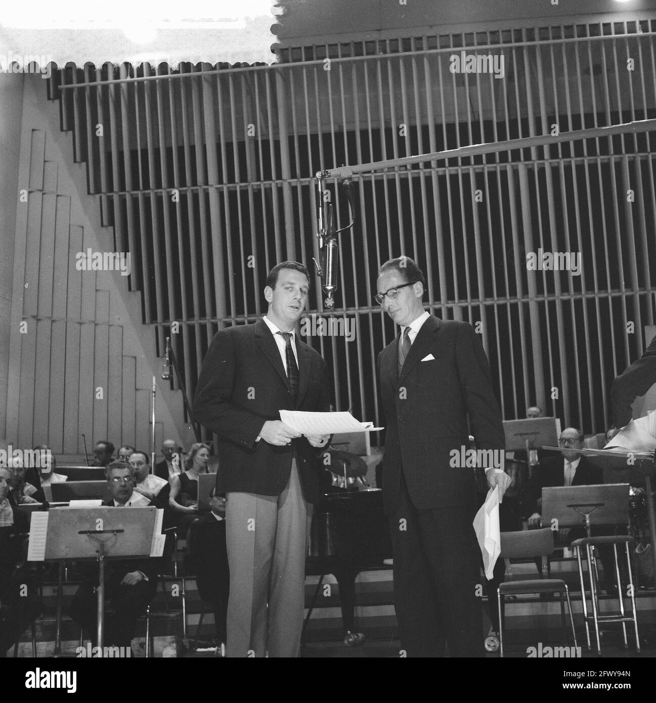 Radio broadcast out are you , left Stan Haag and rec Guus Oster, 3 novembre 1959, radio broadcasts, Paesi Bassi, foto dell'agenzia di stampa del xx secolo, Foto Stock