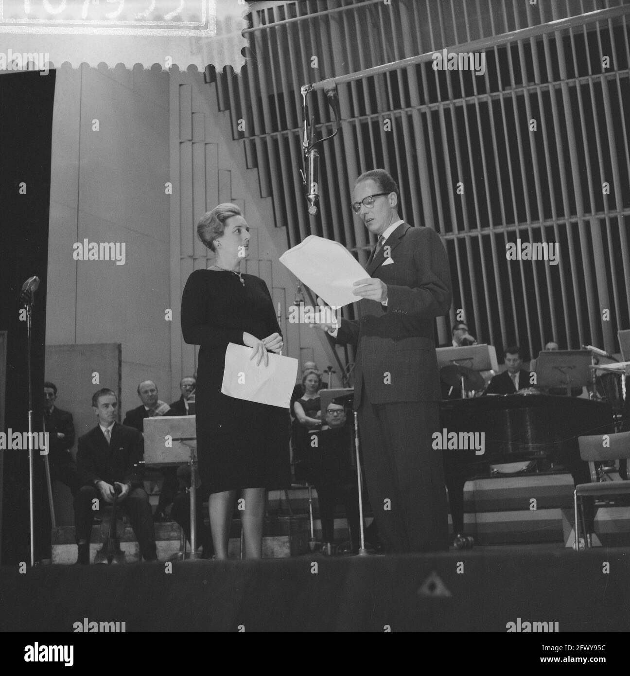 Radio broadcast out are You, Ank van der Moer (l) e Guus Oster (r), 3 novembre 1959, registrazioni radio, Paesi Bassi, agenzia stampa del xx secolo p Foto Stock