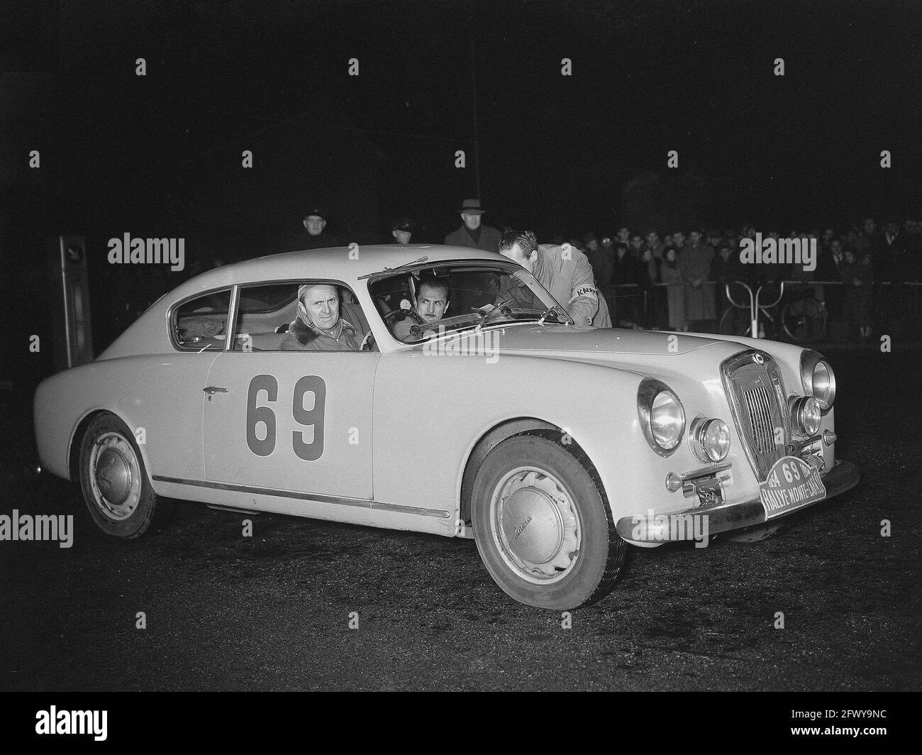 Rally Monte Carlo passando Amsterdam, vecchi Louis Chiron (G.) e Ciro Basadonna (D.) futuri vincitori, con Lancia Aurelia GT 2500 n°69, 19 gennaio 1954, Foto Stock