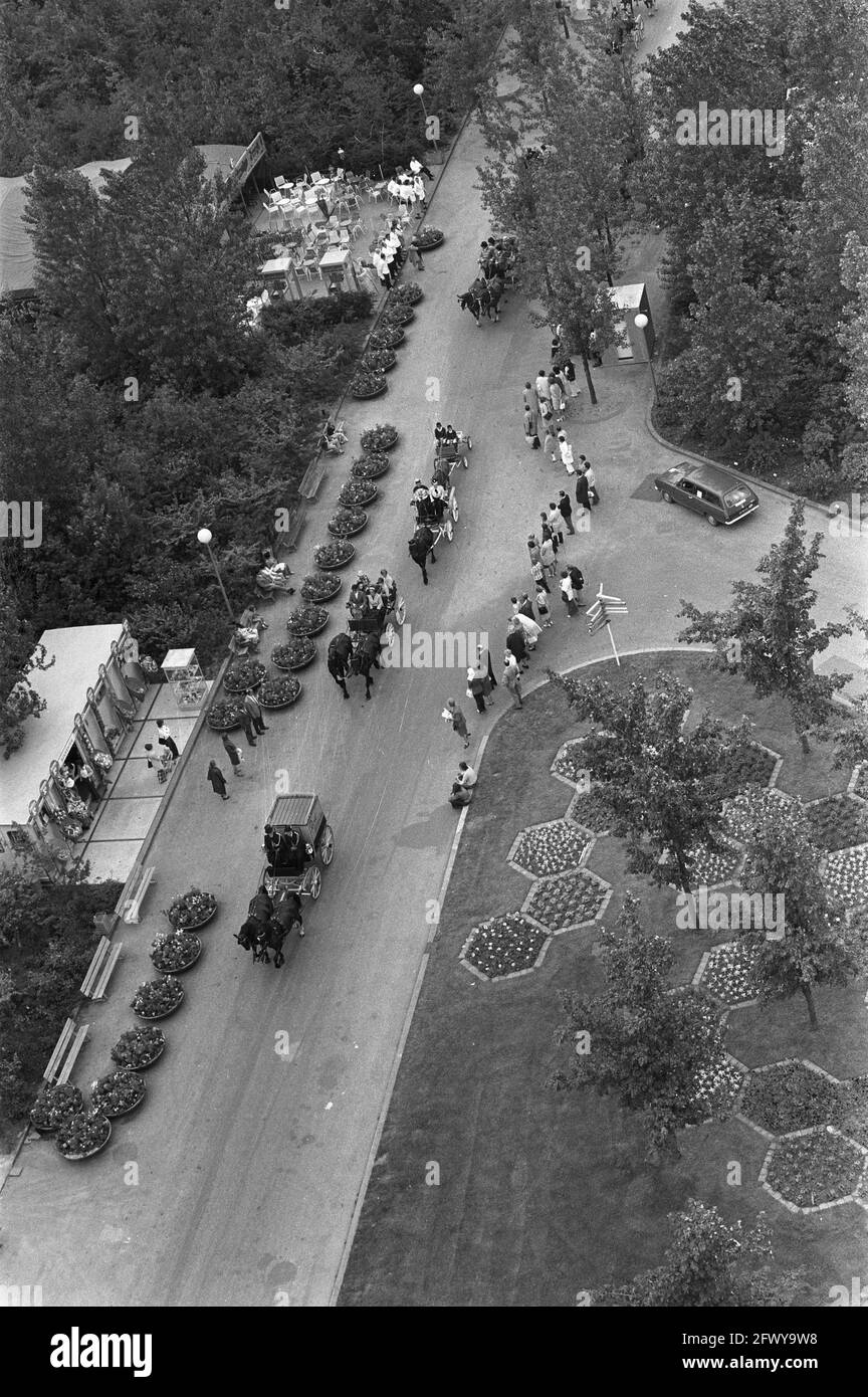 Vecchie carrozze alla Floriade nel Parco Amstel, 18 giugno 1972, cavalli, carrozze, Mostre, orticoltura, Paesi Bassi, età della stampa del XX secolo Foto Stock