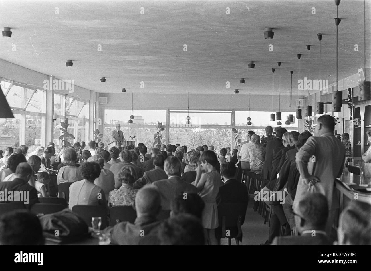 Reception nell'edificio del complesso sportivo in occasione dell'apertura del parco sportivo, 25 agosto 1968, ricevimenti, impianti sportivi, il Foto Stock