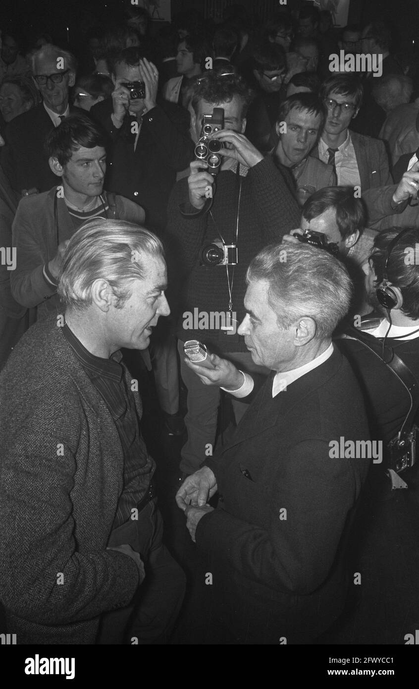 Accoglienza di Joris Ivers per il suo compleanno più giovane al Brakke Grond Bert Haanstra (a sinistra) e Joris Ivers, 11 dicembre 1968, ricevimenti, compleanni, T Foto Stock