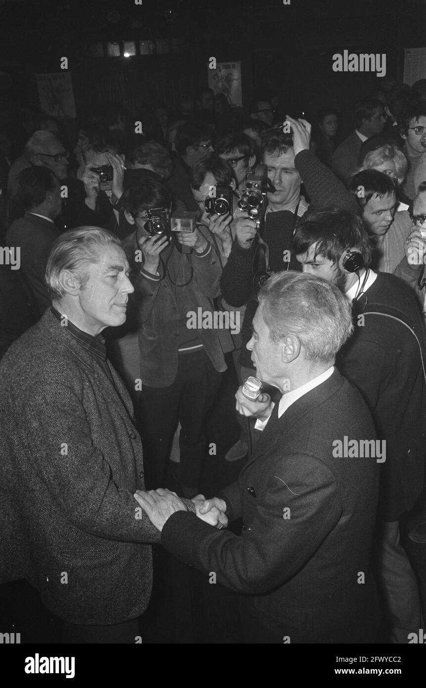 Ricevimento Joris Ivers per il suo compleanno più giovane al Brakke Grond Bert Haanstra (a sinistra) e Joris Ivers, 11 dicembre 1968, ricevimenti, compleanni, Th Foto Stock